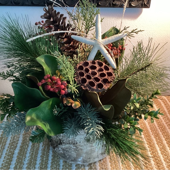 Large Winter holiday centerpiece Christmas decor coastal EUC - Picture 3 of 3